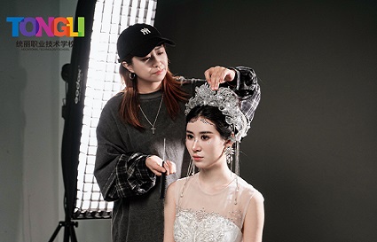 沈阳学新娘化妆的学校：统丽学校，让你从零基础到专业化妆师
