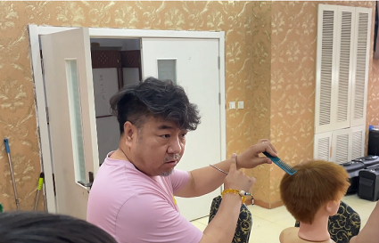 初中毕业女孩学美发？