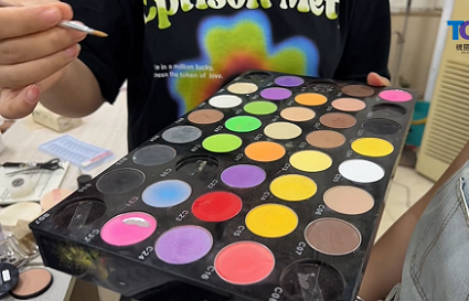 进剧组做化妆要学什么课程呢？沈阳化妆培训班