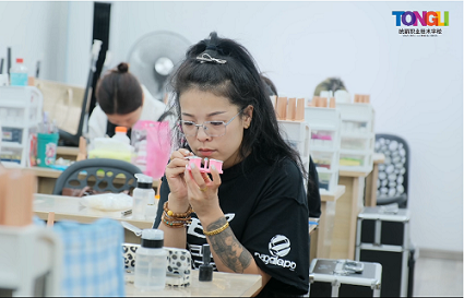 美甲师如何快速成长？沈阳美甲学校