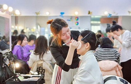 沈阳化妆学校：学化妆的用什么练手啊
