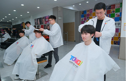 沈河区总工会携手沈阳市统丽美容美发学校开展“爱‘新’义剪 工会有情”学雷锋公益行动