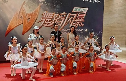 统丽化妆系学员《舞蹈风暴》实习任务圆满收官：以妆容为笔，绘就童真舞台高光