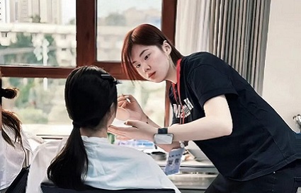 兴城国际泳装周收官！统丽化妆“小能手”后台征战，实力圈粉还赚金