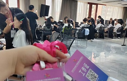 【沈阳特色劳务品牌统丽化妆学校】化妆系外出实习 “银龄金模” 时装展